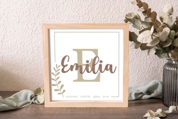 Geburtsdaten Holzschild aus Eschenholz mit 3D-Walnussholzschriftzug und personalisierten Geburtsinformationen – liebevolles Geschenk zur Geburt